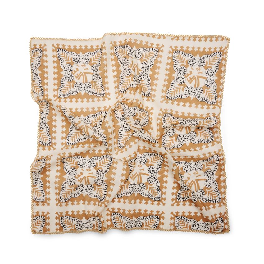 Braunes Tuch mit schwarz-weißen Details