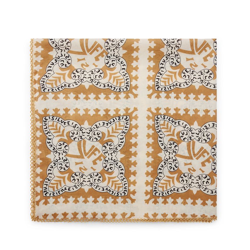 Braunes Tuch mit schwarz-weißen Details