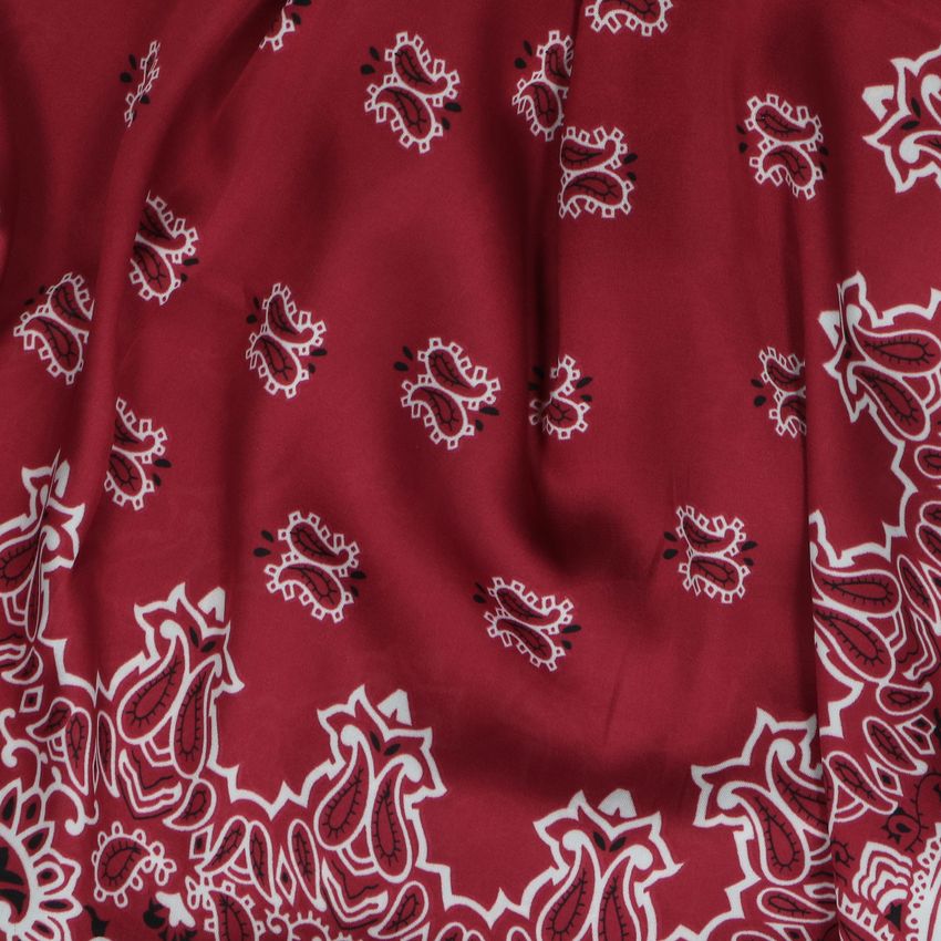 Rotes Tuch mit weißen Details