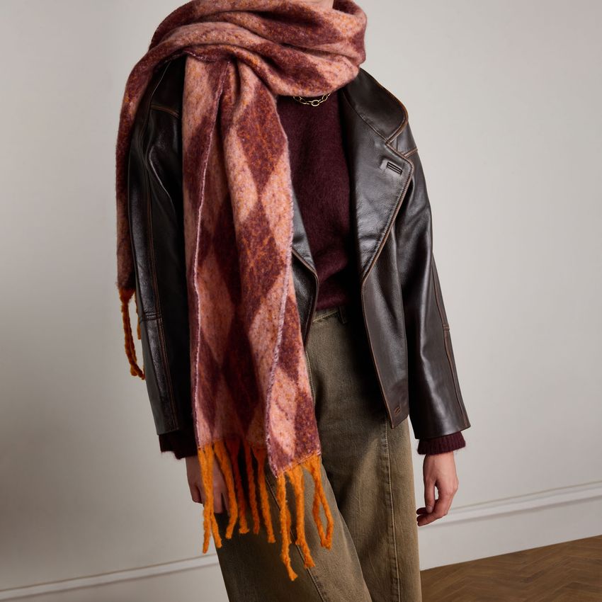 Roze/rode sjaal met geruite oranje details