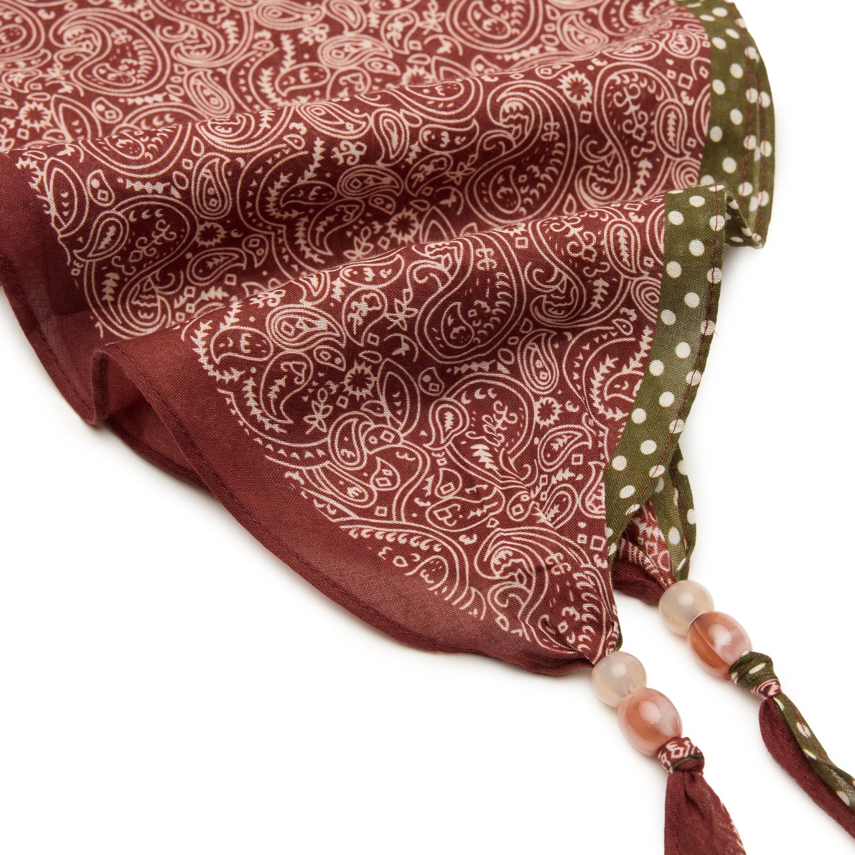 Rotes Tuch mit Perlen