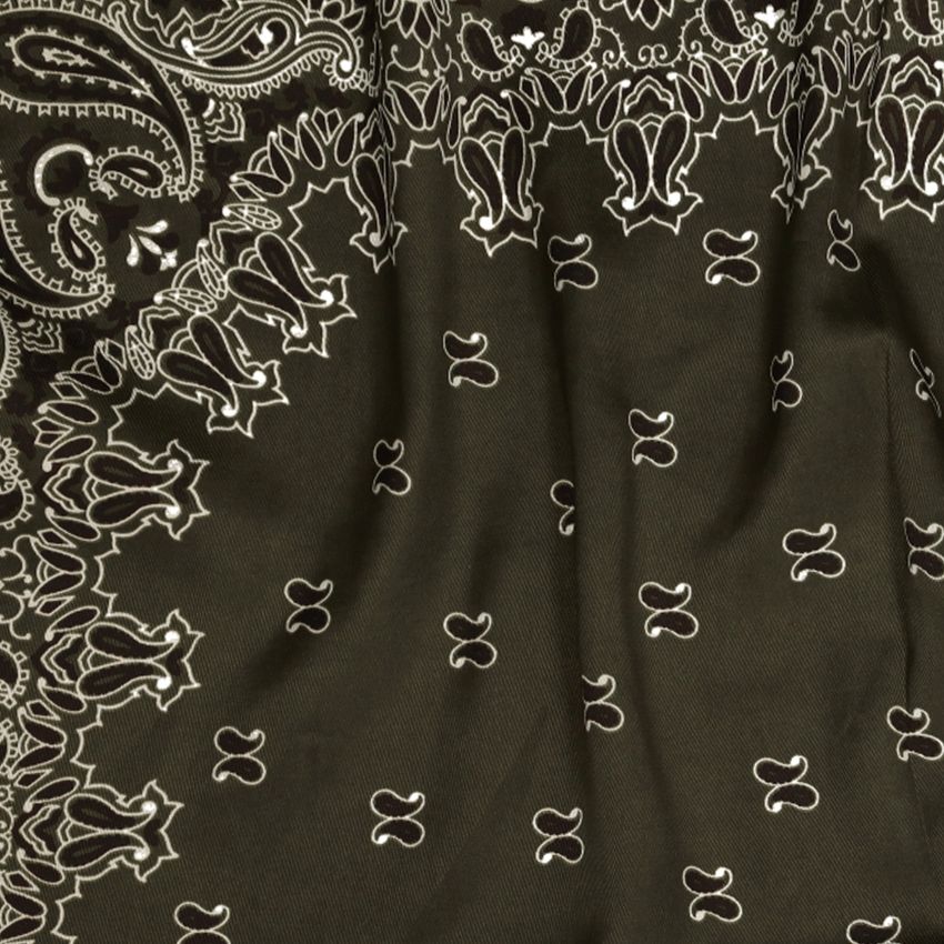 Dunkelgrünes Tuch mit braun-weißen Details