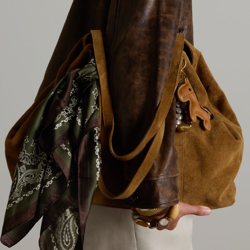 Olivgrünes Tuch mit braun-weißen Details