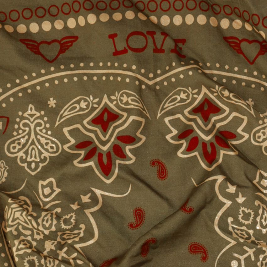 Dunkelgrünes Tuch mit rot-beigen Details