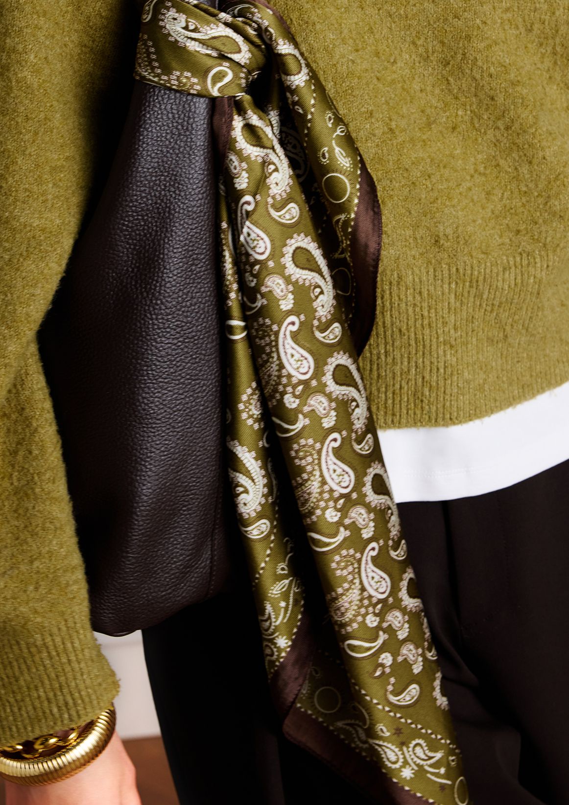 Grünes Tuch mit braun-weißen Details