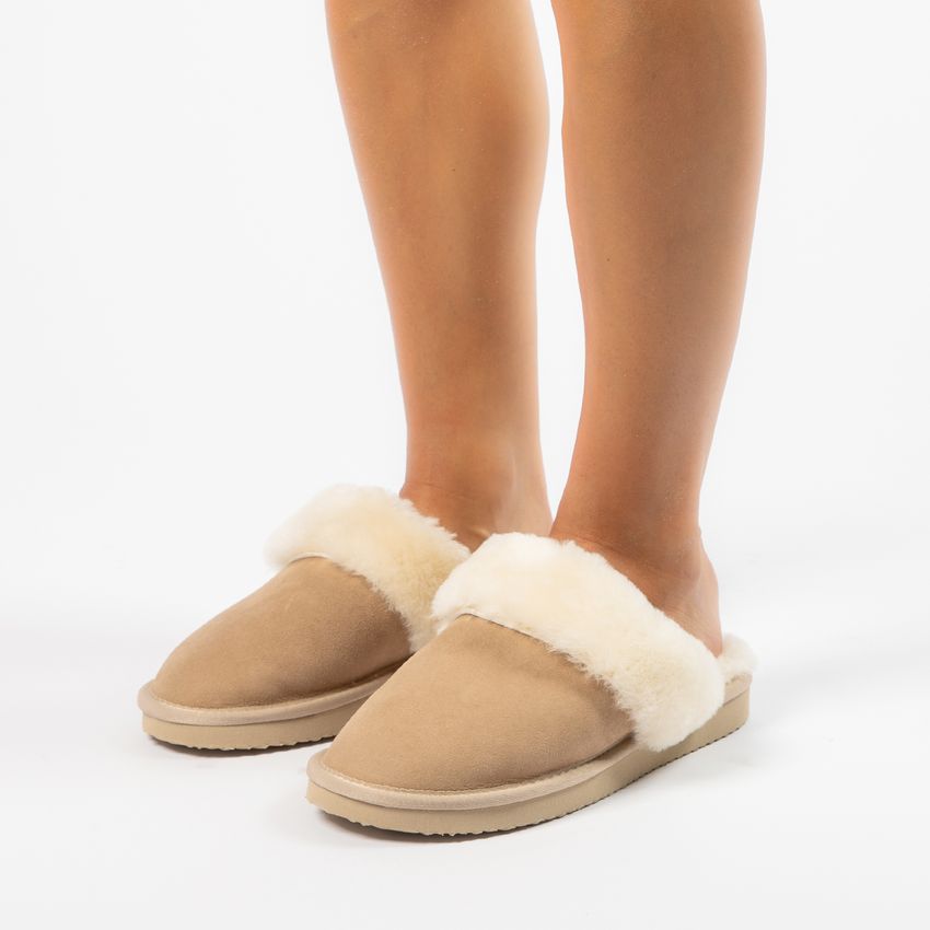 Beige pantoffels met wollen voering
