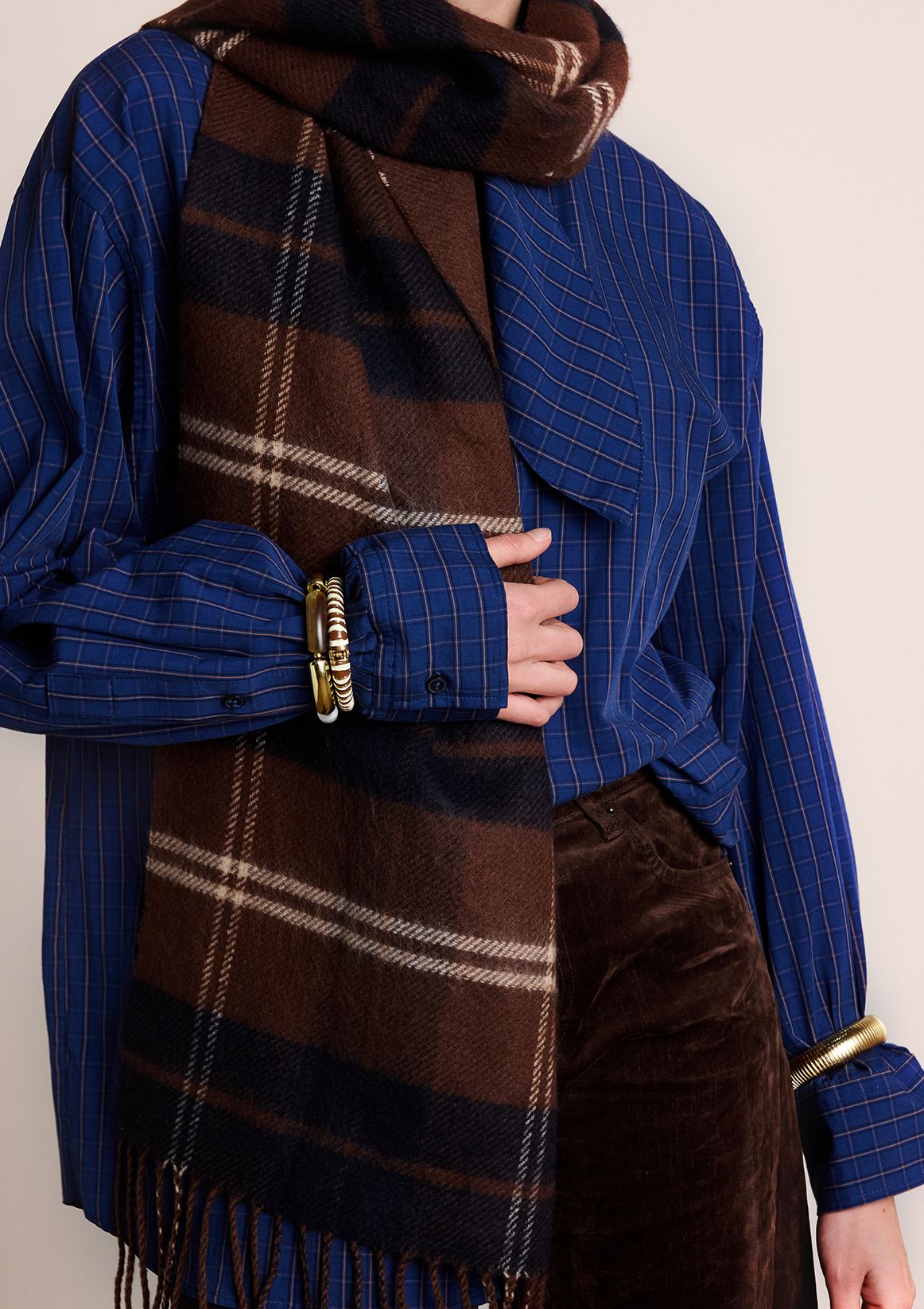 Donkergrijze sjaal met een streepjespatronen