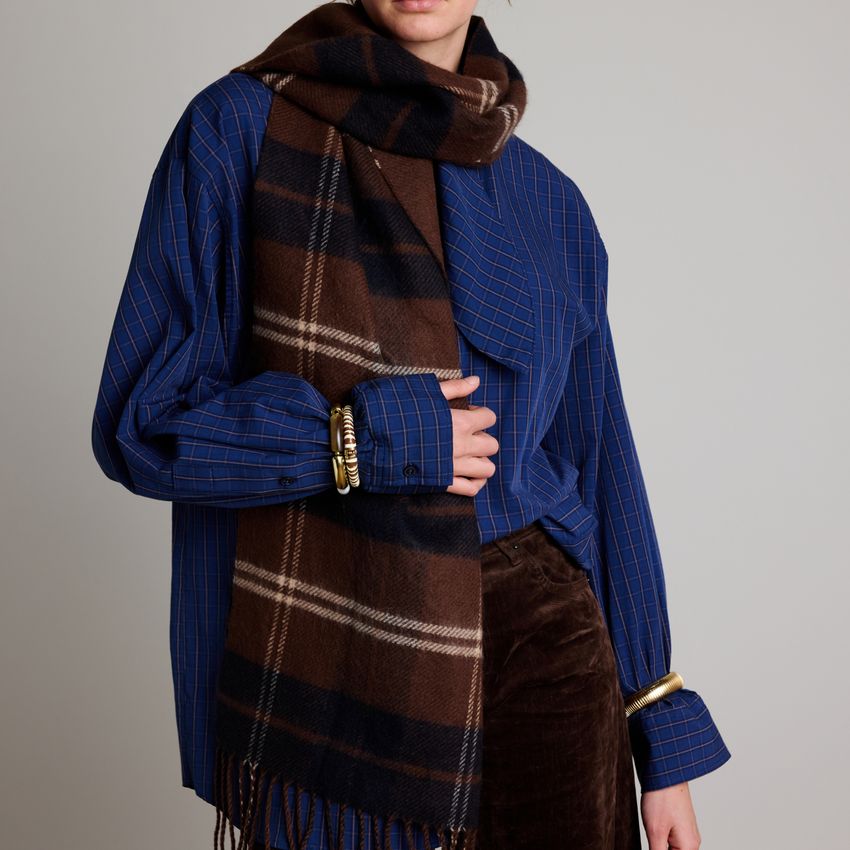 Dunkelgrauer Schal mit Karo