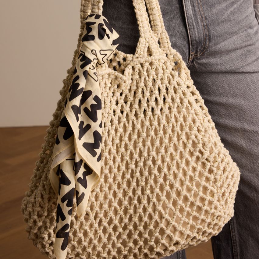 Beige sjaaltje met zwarte M details