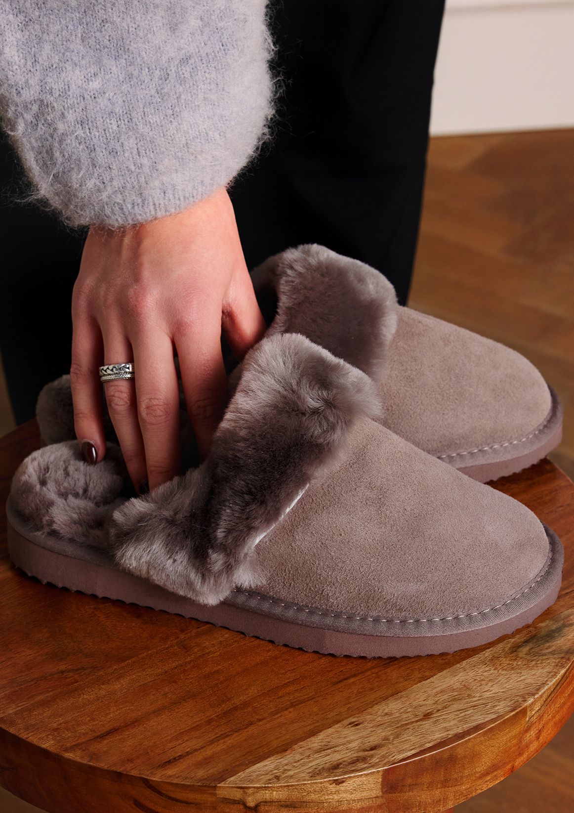 Taupe suède pantoffels