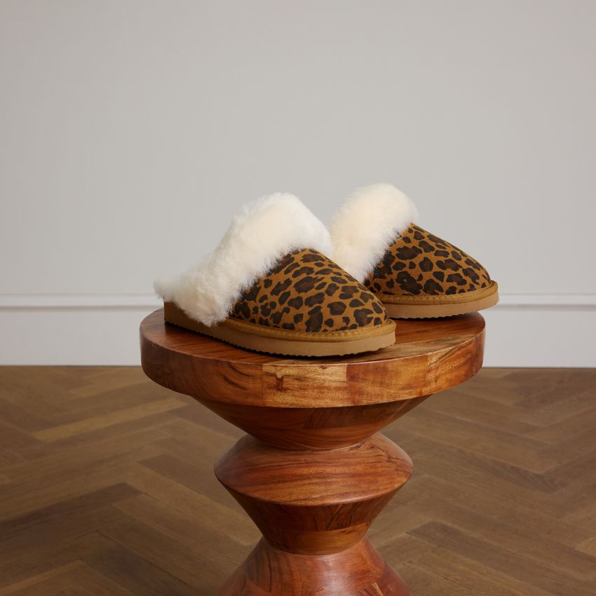 Beigefarbene Leo-Pantoffeln mit Kunstfellfutter