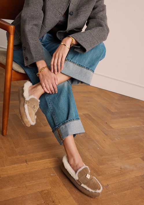 Taupe suède pantoffels met bontrand