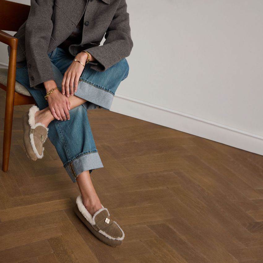 Taupefarbene Veloursleder-Pantoffeln mit Kunstfellrand