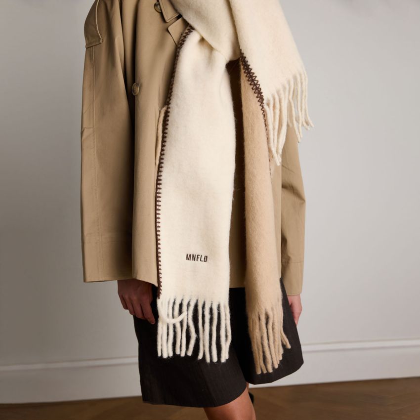 Beigefarbener Schal mit braun-beigen Details