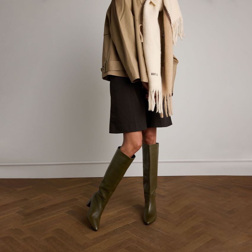 Beigefarbener Schal mit braun-beigen Details