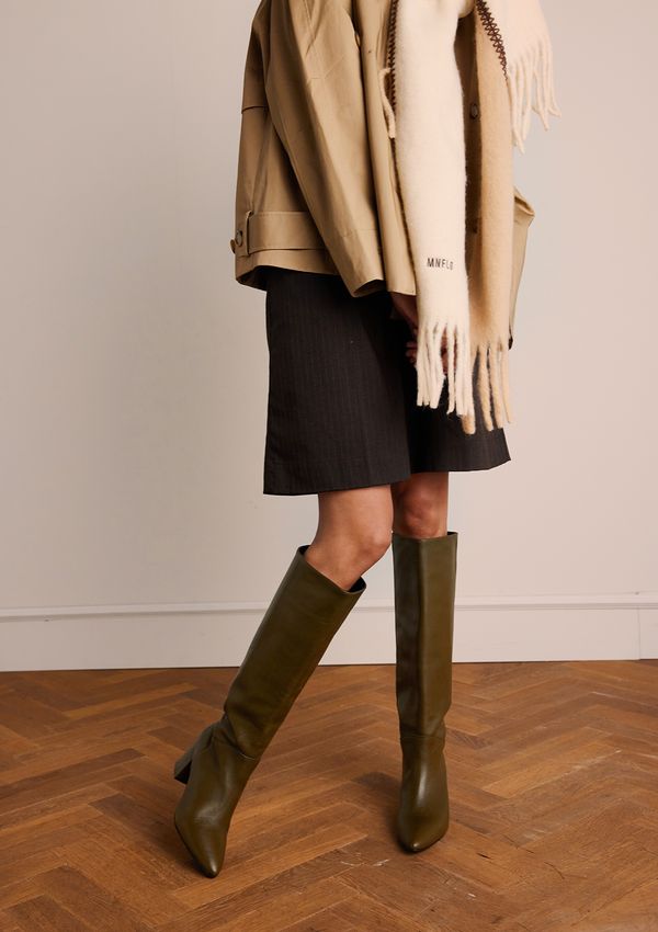 Beigefarbener Schal mit braun-beigen Details